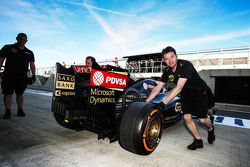 Джолио Палмер, тестовый и резервный пилот Lotus F1 E23 в боксах
