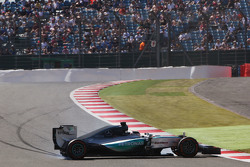 Льюис Хэмилтон, Mercedes AMG F1 W06 потерял управление во время первой тренировки