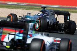 Lewis Hamilton, Mercedes AMG F1 W06 devant Felipe Massa, Williams FW37