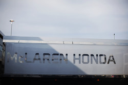 Un camion McLaren Honda dans le paddock