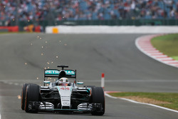Lewis Hamilton, Mercedes AMG F1 W06 sacando chispas