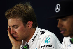 Нико Росберг и Льюис Хэмилтон, Mercedes AMG F1 на пресс-конференции FIA