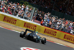 Нико Росберг, Mercedes AMG F1 W06 машет фанатам после квалификации