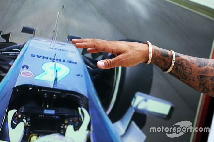 Hamilton también ha demostrado muchas veces que, además de los tatuajes, le gusta 