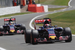 Макс Ферстаппен, Scuderia Toro Rosso STR10 едет впереди напарника по команде Карлоса Сайнса мл., Scu