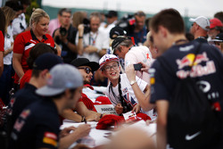 Will Stevens, Manor F1 Team with fans