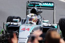 Ganador de la carrera Lewis Hamilton, de Mercedes AMG F1 W06 celebra en en parc ferme