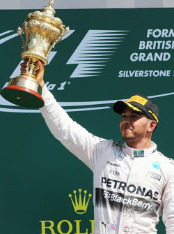 Ganador de la carrera Lewis Hamilton, de Mercedes AMG F1 celebra en el podio