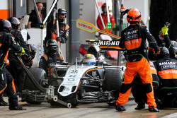 Sergio Perez, Sahara Force India pendant un arrêt aux stands