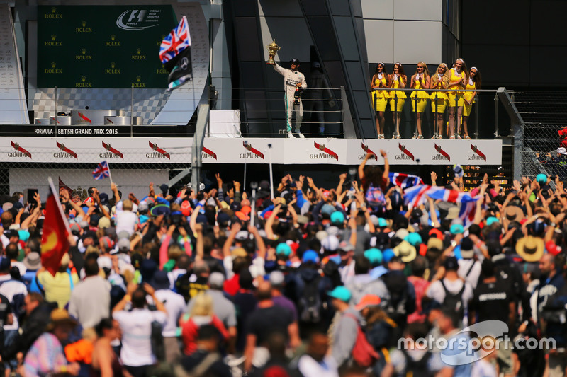 Juara balapan Lewis Hamilton, Mercedes AMG F1 merayakans di podium.