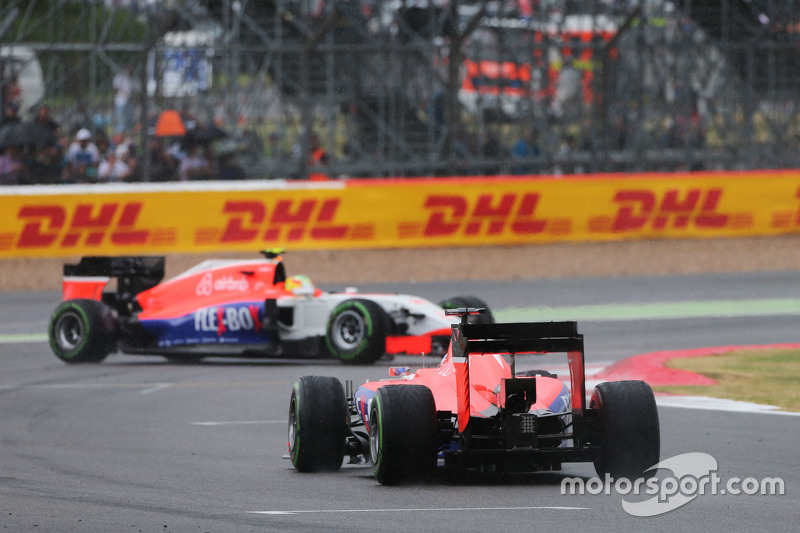 Roberto Merhi, Manor F1 Team, dreht sich vor Teamkollege Will Stevens, Manor F1 Team