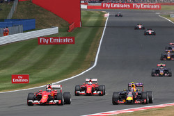 Kimi Raikkonen, Ferrari SF15-T y Daniil Kvyat, Red Bull Racing RB11, pelean por la posición