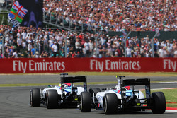 Фелипе Масса, Williams FW37 едет впереди напарника по команде - Валттери Боттаса, Williams FW37