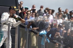 El ganador, Lewis Hamilton, Mercedes AMG F1 Team