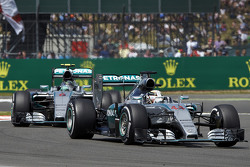 Lewis Hamilton, Mercedes AMG F1 lidera a Nico Rosberg, Mercedes AMG F1