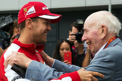 (L to R): Себастьян Феттель, Ferrari з John Surtees