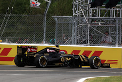 Pastor Maldonado, Lotus F1 E23 abandonne