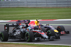 Fernando Alonso, McLaren MP4-30 et Daniil Kvyat, Red Bull Racing RB11 en lutte pour une position