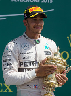 Vencedor Lewis Hamilton, Mercedes AMG F1 celebra no pódio