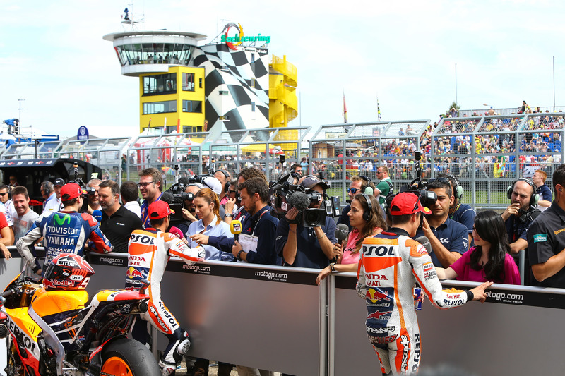 Marc Márquez y Dani Pedrosa, Repsol Honda Team y Jorge Lorenzo, Yamaha Factory Racing en parc ferme 