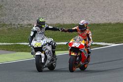 Второе место - Дани Педроса, Repsol Honda Team получает поздравления от Кэла Кратчлоу, Team LCR Honda