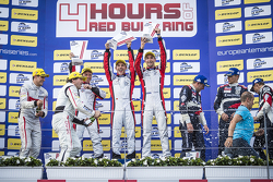 Podium : les vainqueurs Simon Dolan, Filipe Albuquerque, Harry Tincknell, les deuxièmes, Pierre Thiriet, Ludovic Badey, Tristan Gommendy, les troisièmes, Mikhail Aleshin, Kirill Ladygin, Anton Ladygin