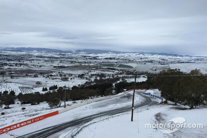 Neve all'orizzonte del Circuito di Mount Panorama 