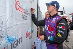 Il vincitore della pole Denny Hamlin, Joe Gibbs Racing Toyota