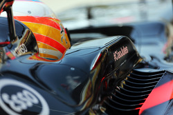 Fernando Alonso, McLaren MP4-30 con un homenaje a Jules Bianchi