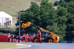 La Red Bull Racing RB11 de Daniel Ricciardo, est enlevée par des commissaires et un véhicule d'intervention