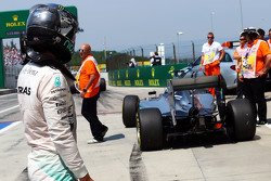 Nico Rosberg, Mercedes AMG F1 W06 s'arrête en bout de pitlane en Essais Libres 3
