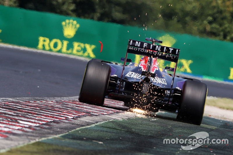 Daniel Ricciardo, Red Bull Racing RB11 sends sparks flying