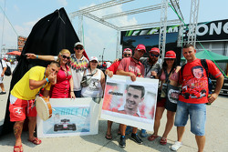 Los aficionados rinden homenaje a Jules Bianchi