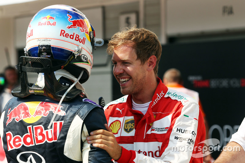 (E para D): Daniel Ricciardo, Red Bull Racing com Sebastian Vettel, Ferrari no parc ferme