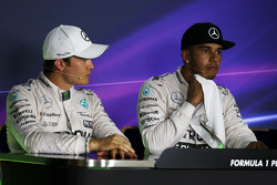 Nico Rosberg, Mercedes AMG F1 et Lewis Hamilton, Mercedes AMG F1 lors de la conférence de presse de la FIA