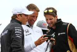 (Da sinistra a destra): Nico Rosberg, Mercedes AMG F1 con Jenson Button, McLaren e Romain Grosjean, Lotus F1 Team alla parata dei piloti