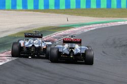 Sergio Perez, Sahara Force India et Pastor Maldonado, Lotus F1 Team