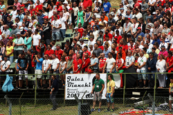 Aficionados observan el tributo a Jules Bianchi
