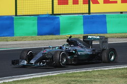 Nico Rosberg, Mercedes AMG F1 W06 con una llanta ponchada