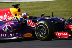 Daniel Ricciardo, Red Bull Racing RB11 con daño en el auto