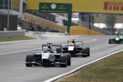 Adderly Fong, Koiranen GP devant Mitchell Gilbert, Carlin