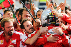 Il vincitore Sebastian Vettel, Ferrari, festeggia nel parco chiuso