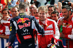 Daniil Kvyat, Red Bull Racing fête sa deuxième place avec le vainqueur Sebastian Vettel, Ferrari dans le Parc Fermé