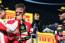 (da sinistra a destra): il vincitore Sebastian Vettel, Ferrari e James Allison, Direttore Tecnico de