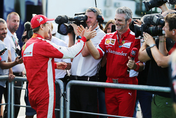 El ganador, Sebastian Vettel, Ferrari celebra con Maurizio Arrivabene, jefe de Ferrari