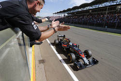 Fernando Alonso, McLaren Honda passe sous le drapeau à damiers