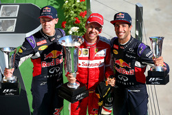 Podium: ganador Sebastian Vettel, Ferrari, segundo lugar Daniil Kvyat, Red Bull Racing, tercer lugar