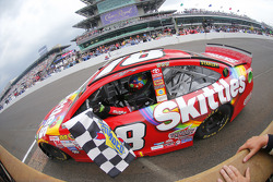 El ganador, Kyle Busch, Joe Gibbs Racing Toyota
