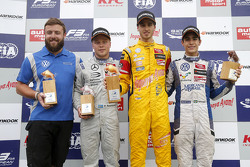 Podio: ganador de la carrera Antonio Giovinazzi, Jagonya Ayam con Carlin Dallara Volkswagen, el segu