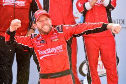 Ganador de la carrera Regan Smith, JR Motorsports Chevrolet